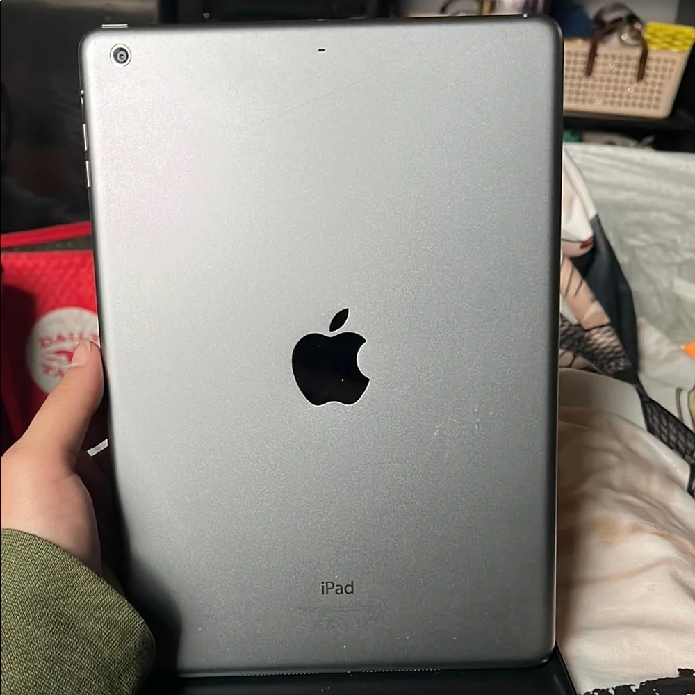 Apple iPad Silver Full-Size Tablet